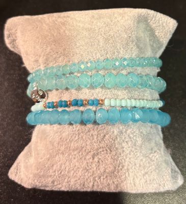 Set van vier armbanden in het aquablauw
