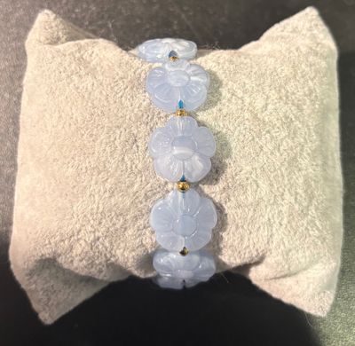 Armband in het lichtblauw met bloemetjes