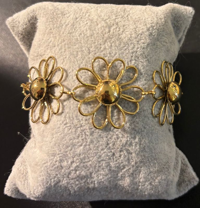 Armband met bloemetjes in het goud