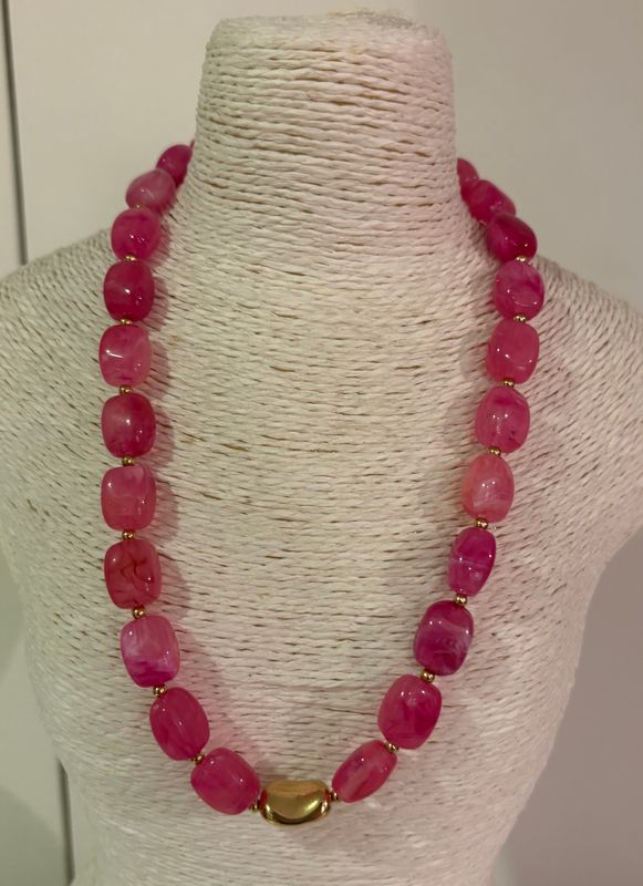 Ketting in het fuchsia meet goudkleurige afwerking