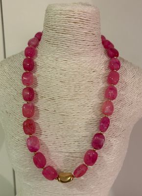 Ketting in het fuchsia meet goudkleurige afwerking