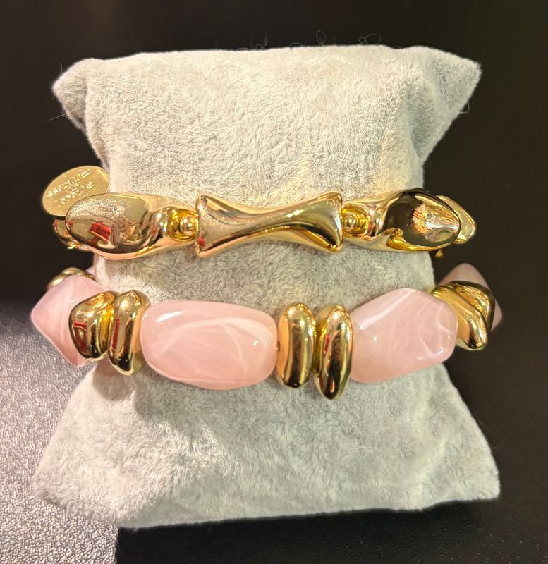 Set van twee armbanden met roze en goud