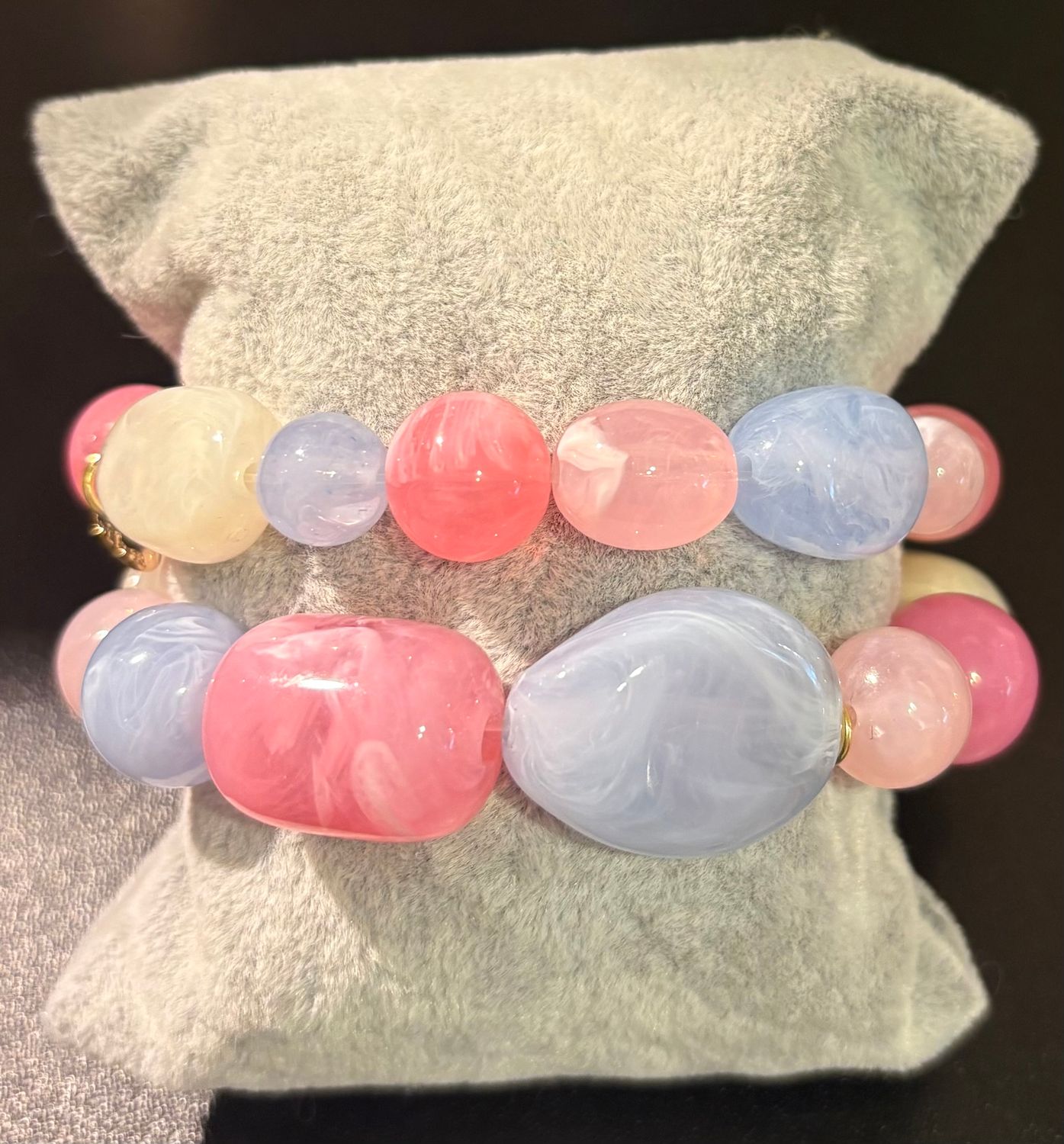 Set van twee armbanden met roze en blauw