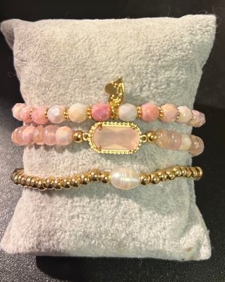 Set van drie armbanden in het roze