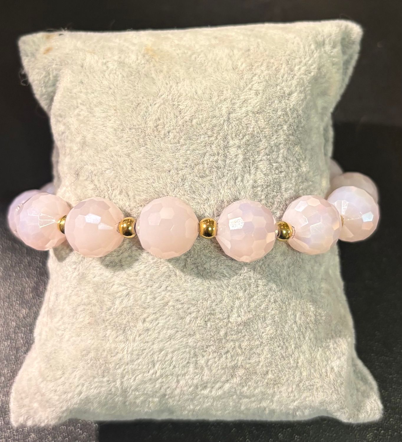 Roze armband met goud afgewerkt