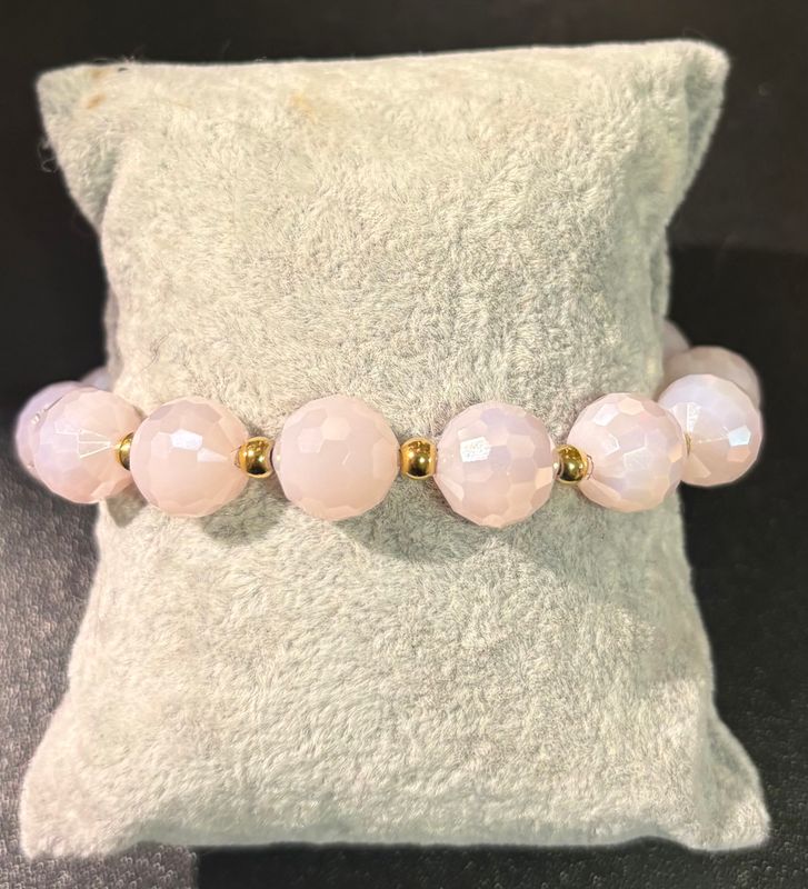 Roze armband met goud afgewerkt