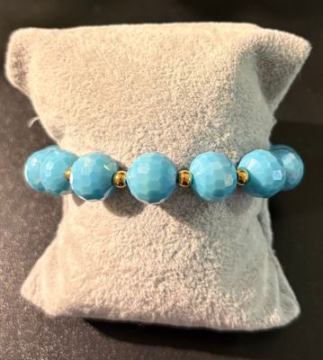 Armband in het aquablauw afgewerkt met goud