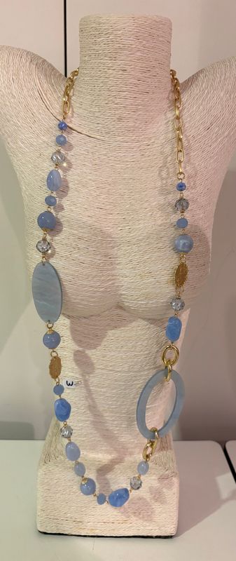 Lange ketting in het lichtblauw