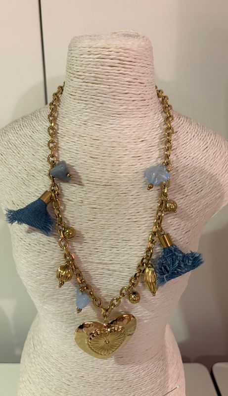 Ketting in het goud afgewerkt met jeansblauw