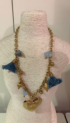 Ketting in het goud afgewerkt met jeansblauw