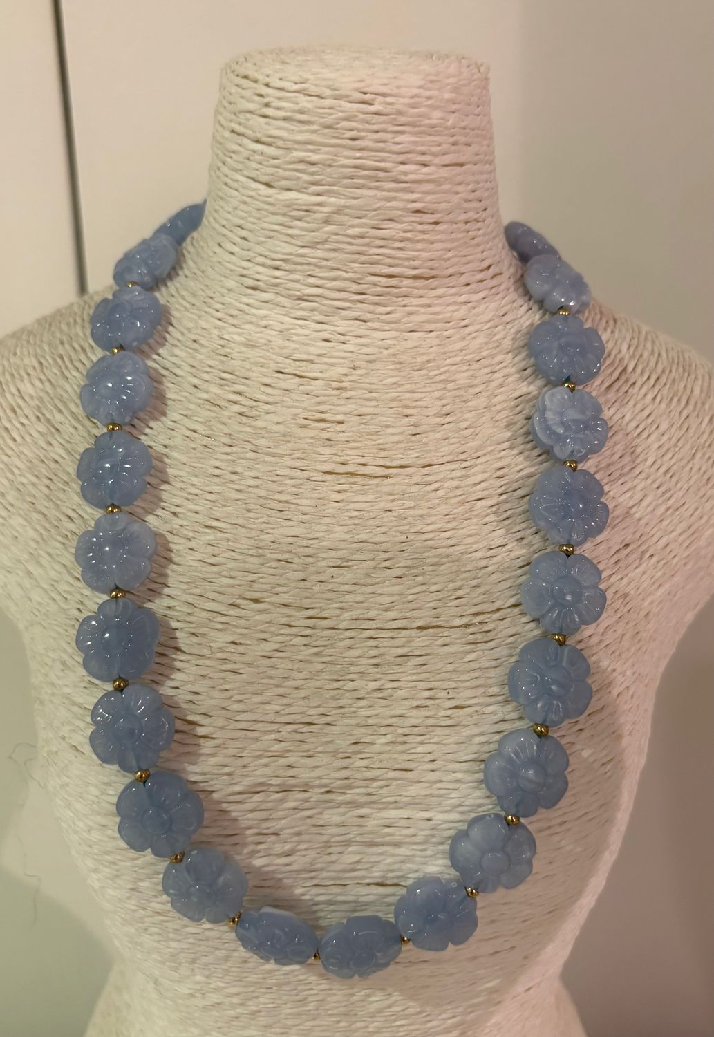Lichtblauwe ketting met bloemetjes