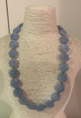 Lichtblauwe ketting met bloemetjes