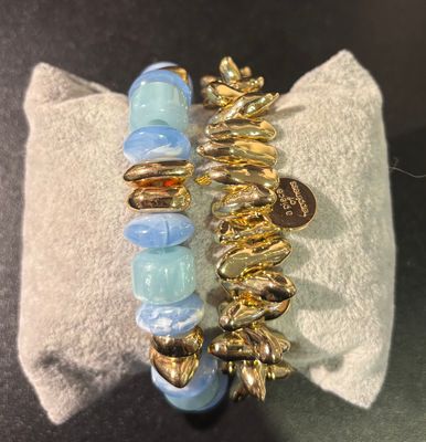 Set van twee armbanden met lichtblauw en goud