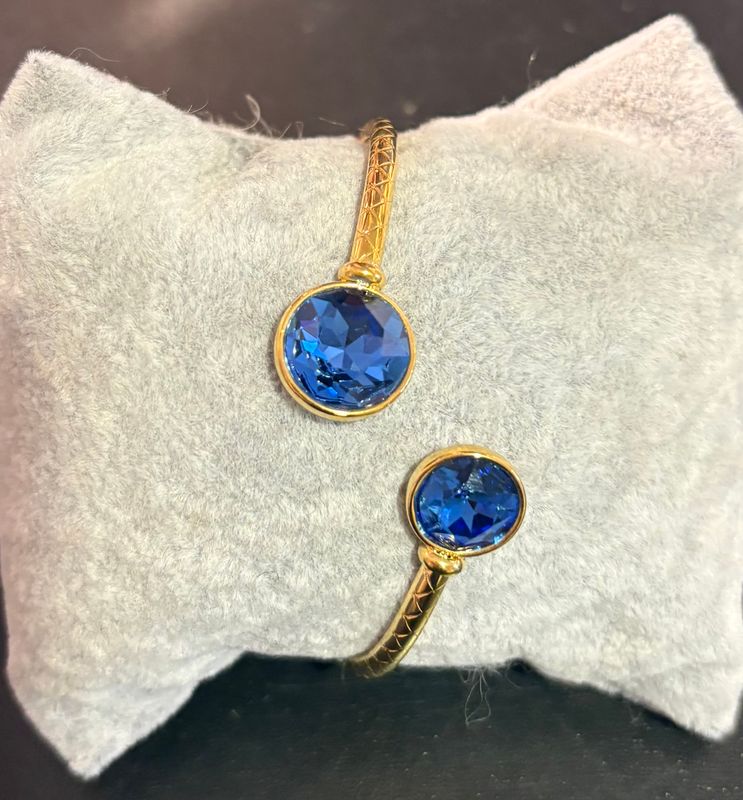 Goudkleurige armband met blauwe stenen