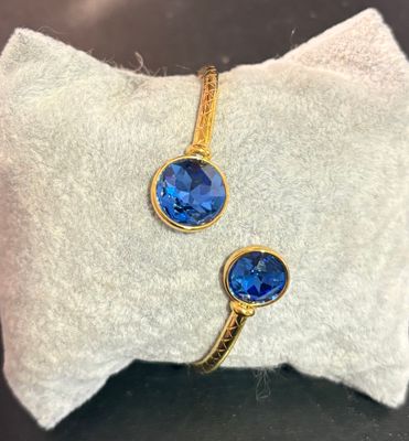 Goudkleurige armband met blauwe stenen