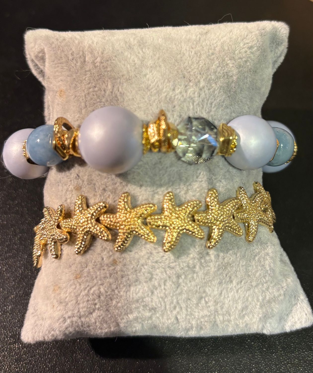 Set van twee armbanden met lichtblauw en goud
