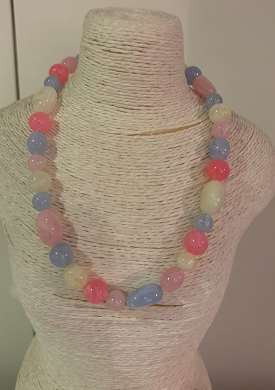 Ketting met roze, lichtblauw en wit