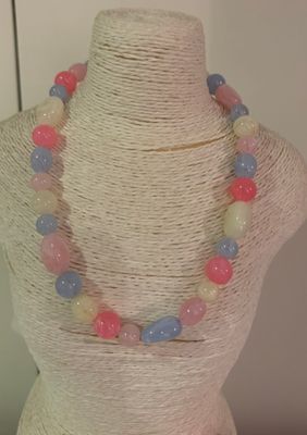 Ketting met roze, lichtblauw en wit