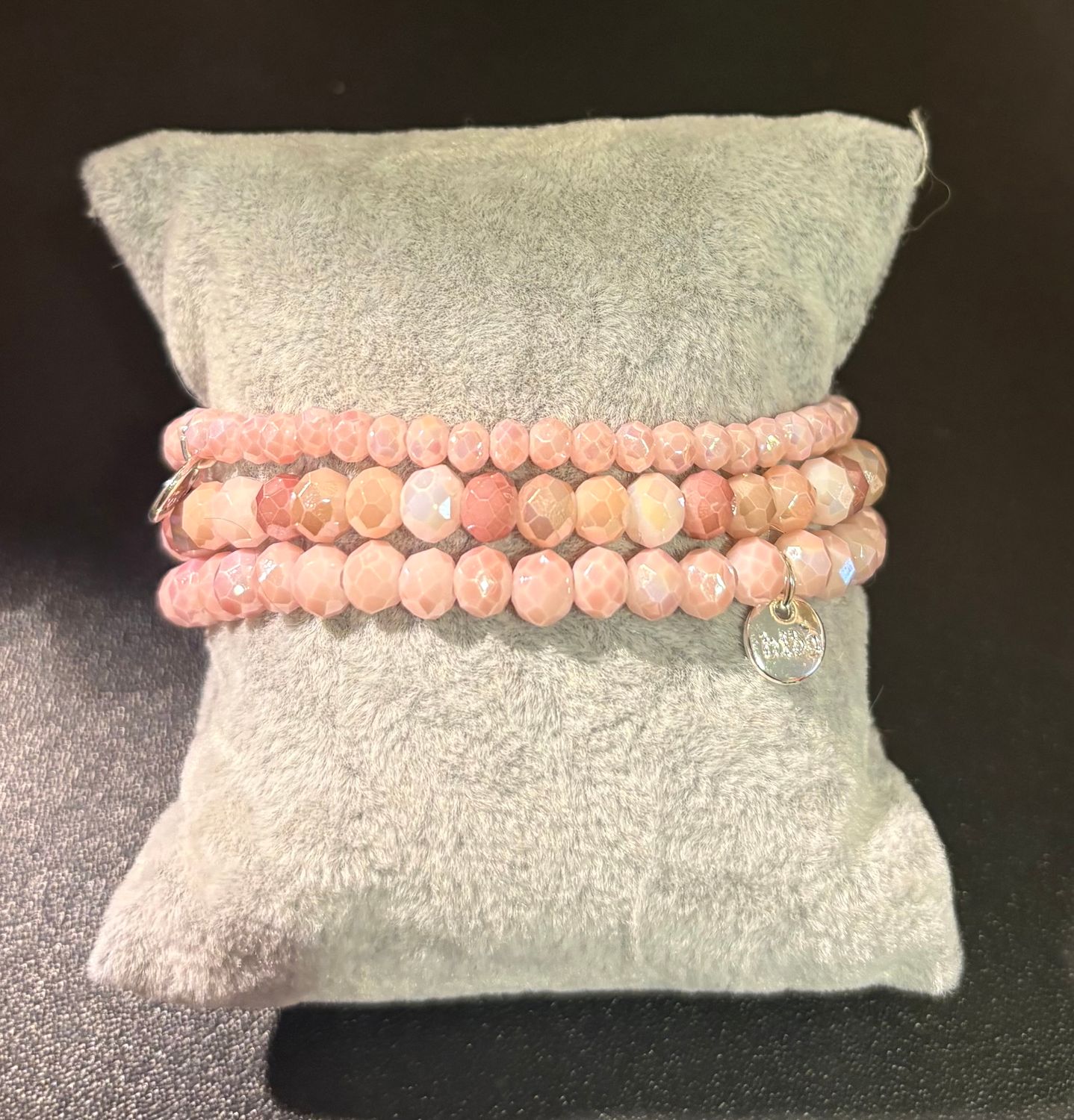 Set van drie armbanden in het lichtroze