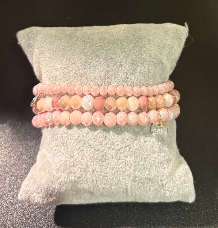Set van drie armbanden in het lichtroze
