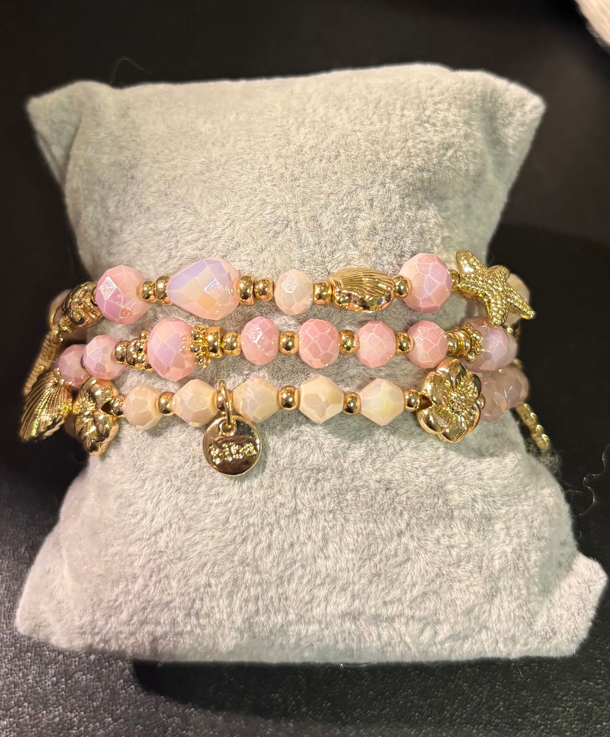 Set van drie armbanden in het lichtroze met mooie afwerking