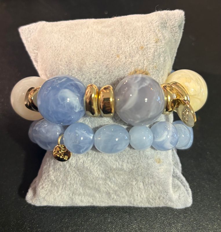 Set van twee armbanden in het lichtblauw