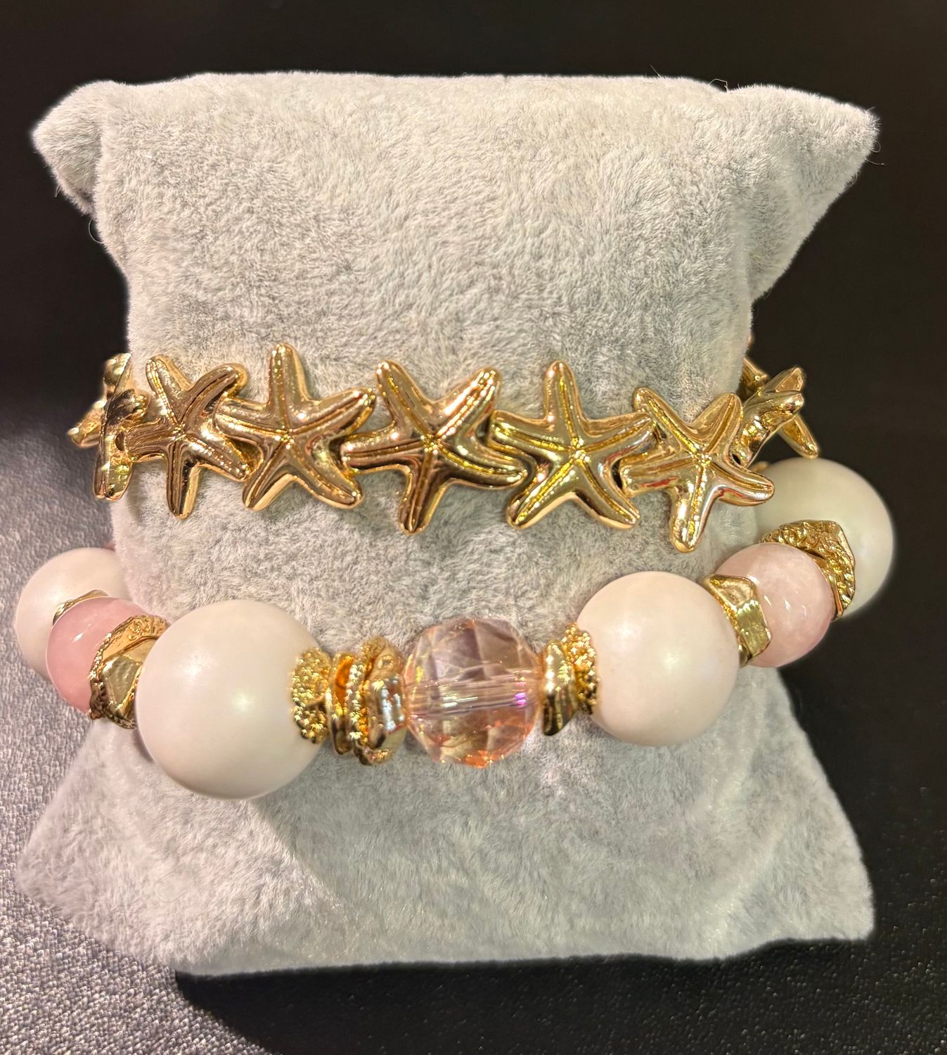 Set van twee armbanden met roze en goud