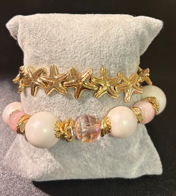 Set van twee armbanden met roze en goud