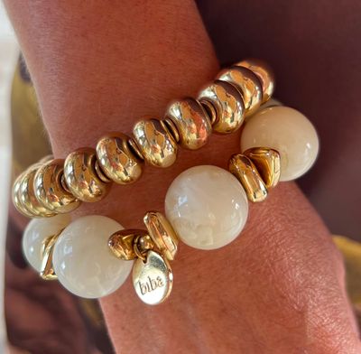 Set van twee armbanden met crème en goud