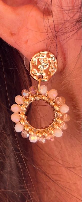 Oorbellen met beige en afgewerkt met goud