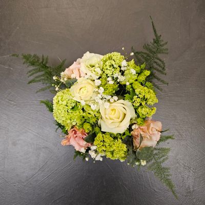 Rouw bloemstuk rond pastel