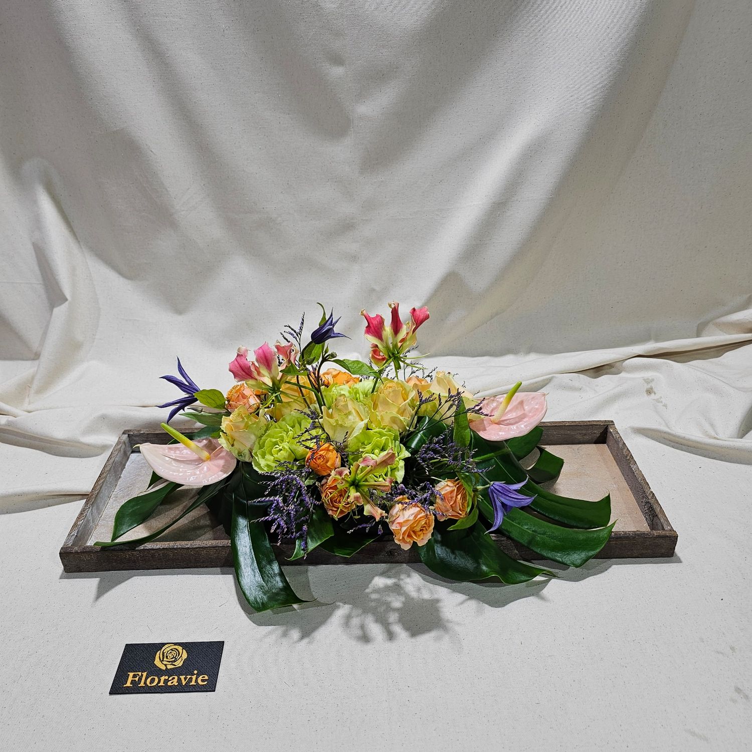 Bloemstuk op plateau Bloemstuk op plateau