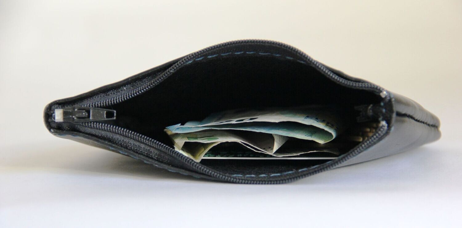 Porte-monnaie zippé en cuir noir couture bleue