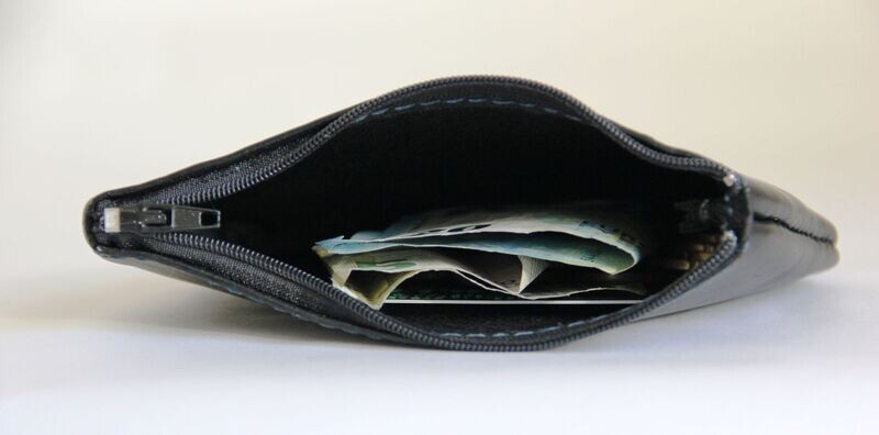 Porte-monnaie zippé en cuir noir couture bleue