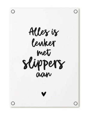 Tuinposter wit met tekst 'Alles is leuker met slippers aan'