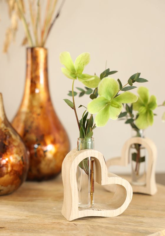 Houten hart met reageerbuis