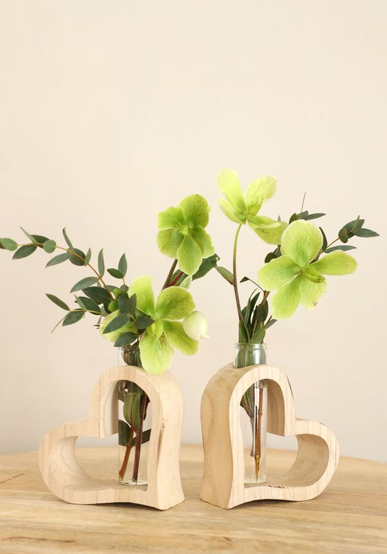 Houten hart met reageerbuis