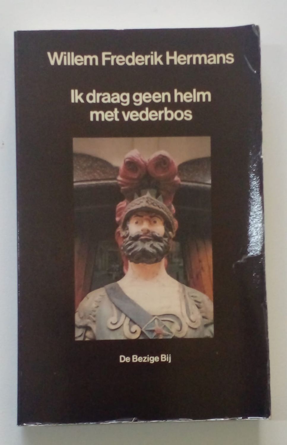 Ik draag geen helm met vederbos [D3]