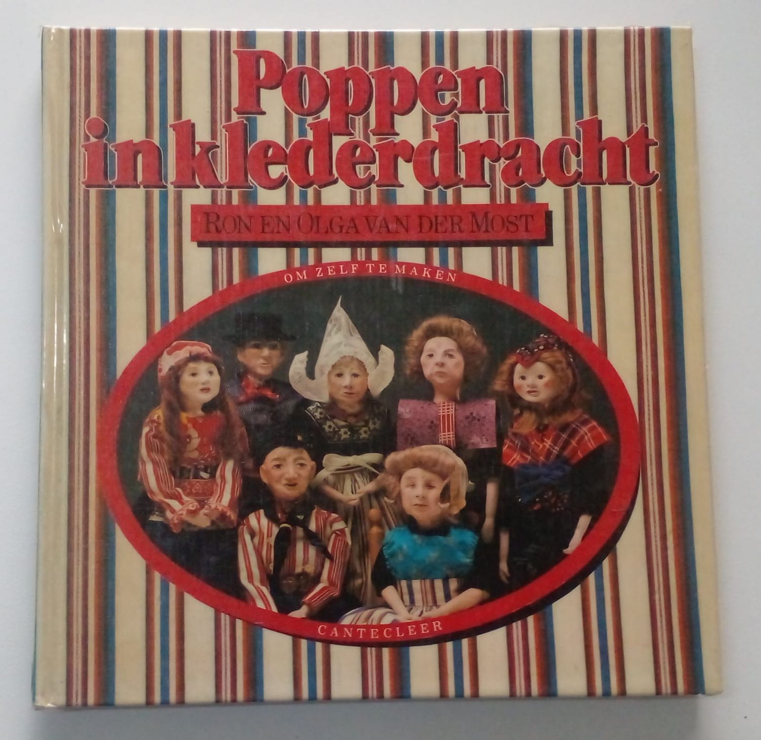Poppen in klederdracht [D18]