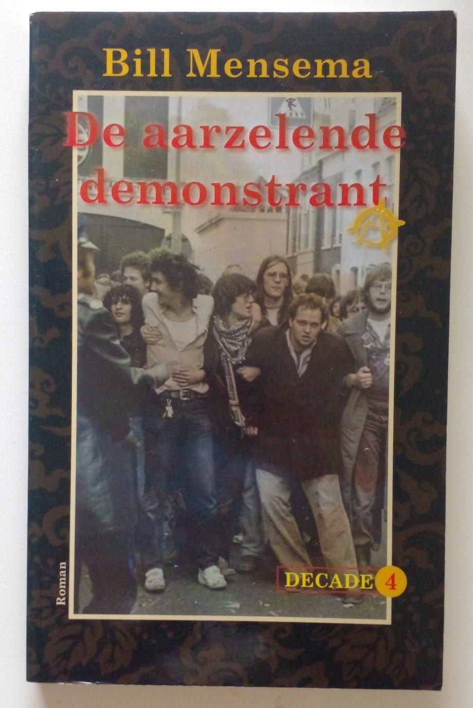 De aaezelende demonstrant [D25]
