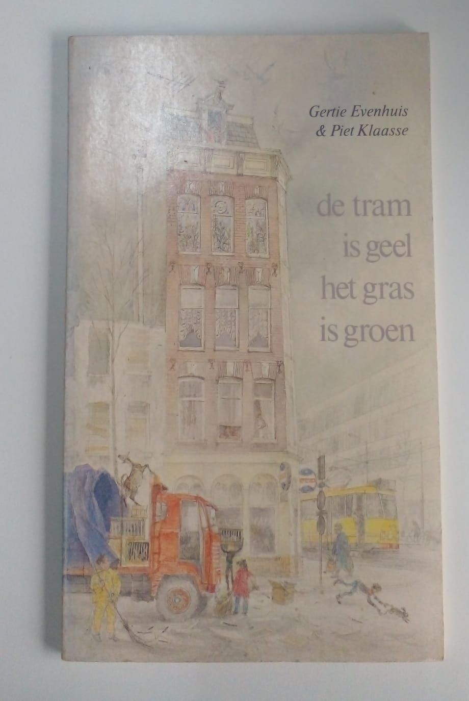 De tram is geel het gras is groen 51