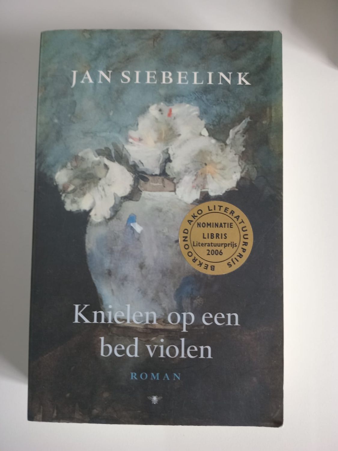 Knielen op een bed violen 111