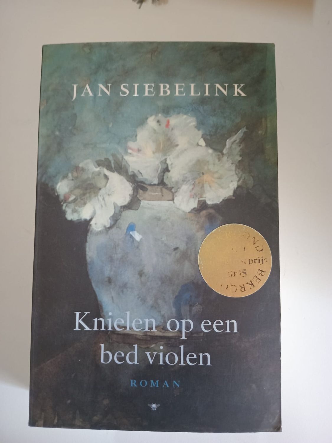 Knielen op een bed violen 124