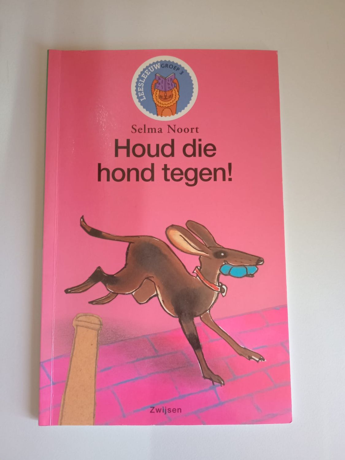 Houd die hond tegen 128