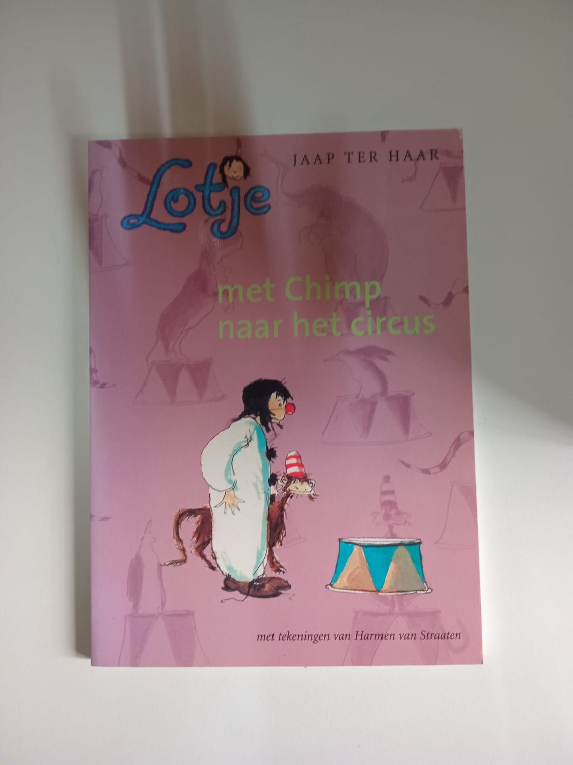 Lotje met chimp naar het circus 139