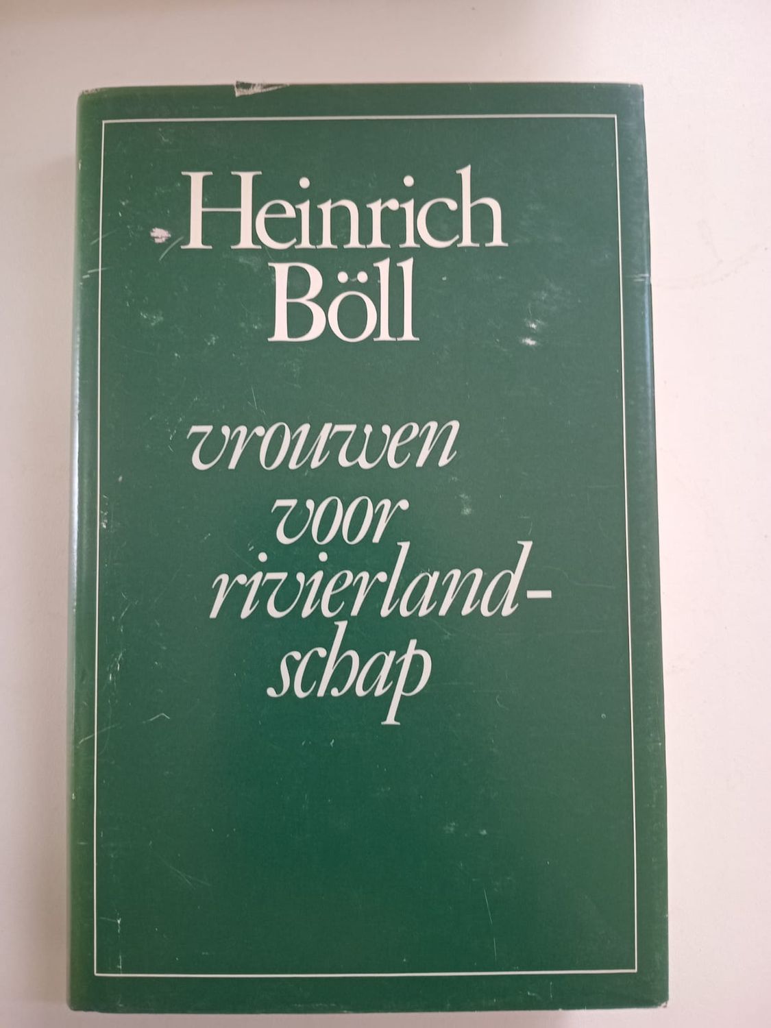 Vrouwen voor rivierlandschap 147