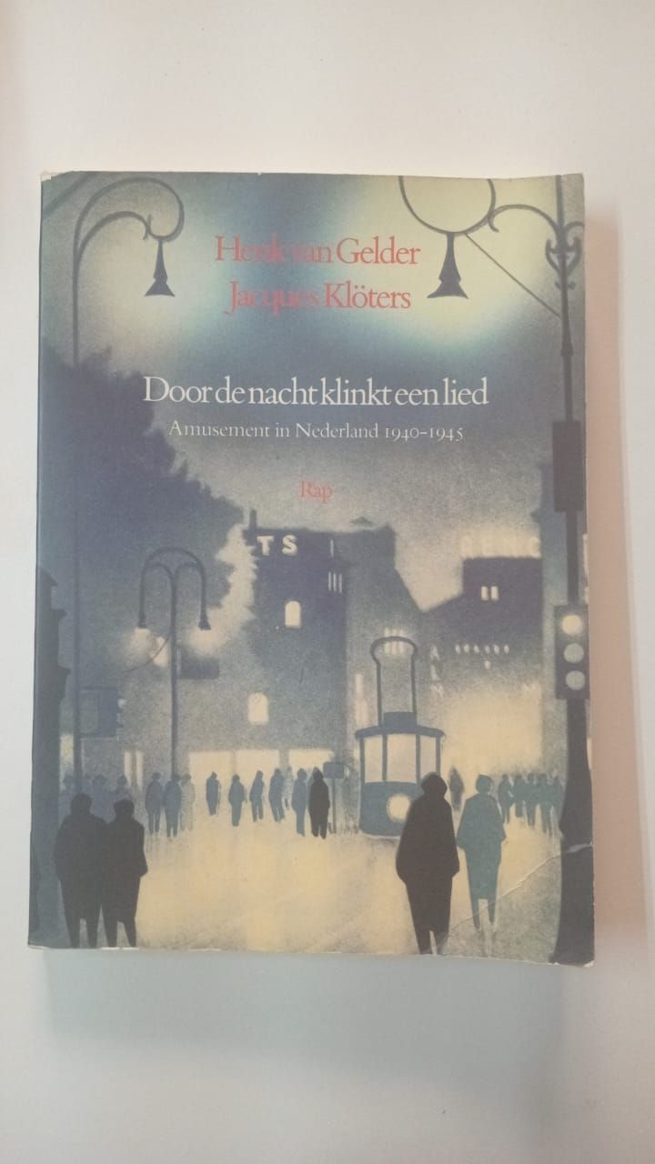 Door de nacht klinkt een lied 150