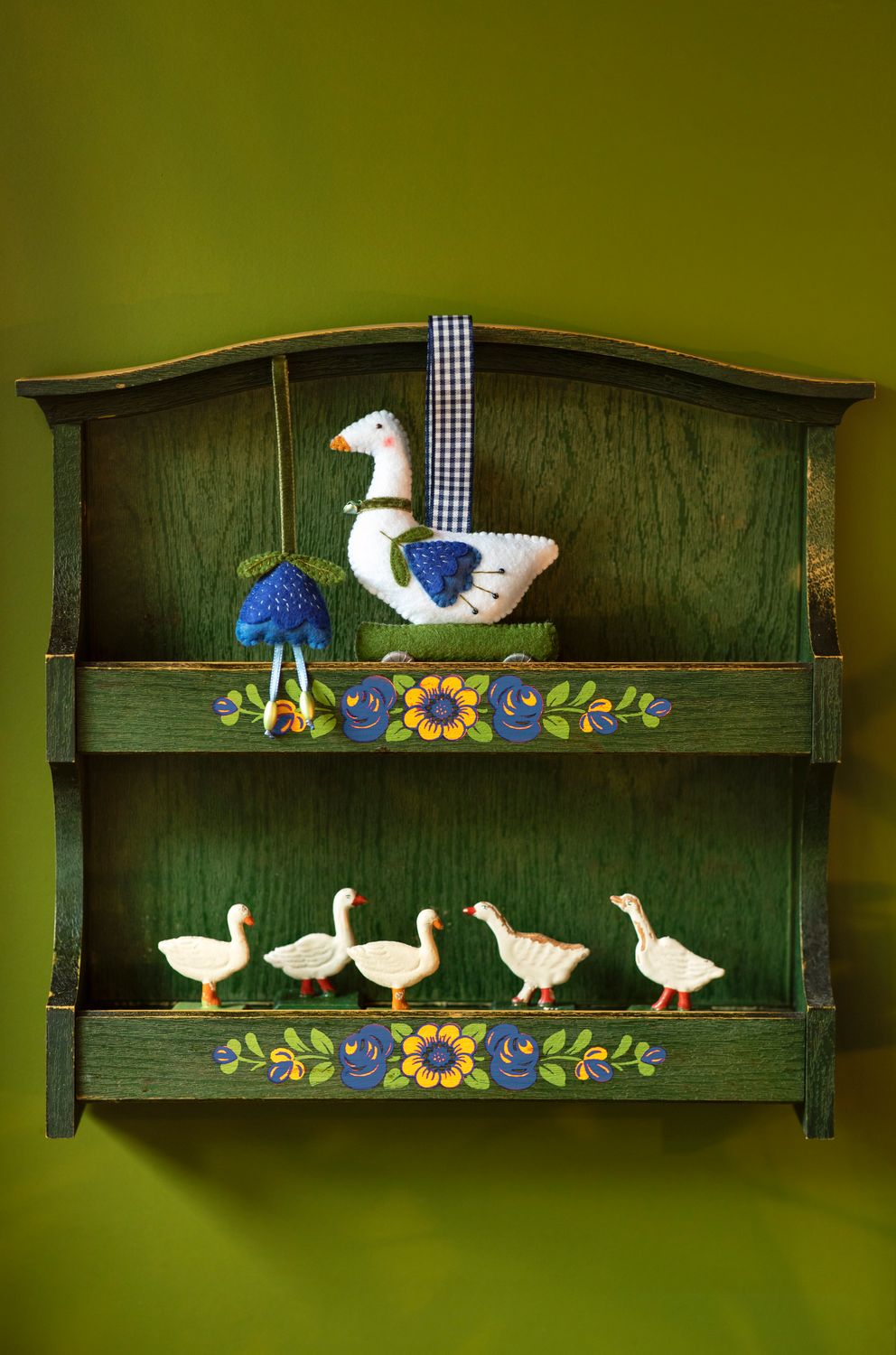 Set Goose on wheels and a flower handmade felt decoration