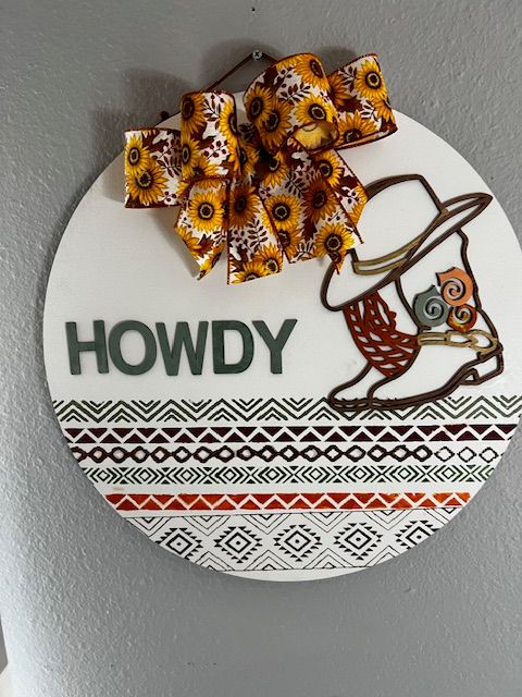 Howdy 18" wooden round door hanger