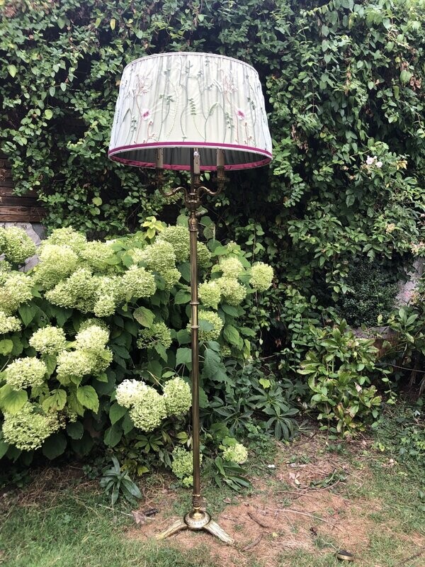 Lampadaire tripode en bronze doré